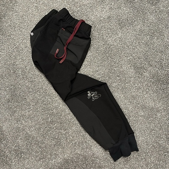 Figs x Disney BLACK Scrub Set - Picture 3 of 4